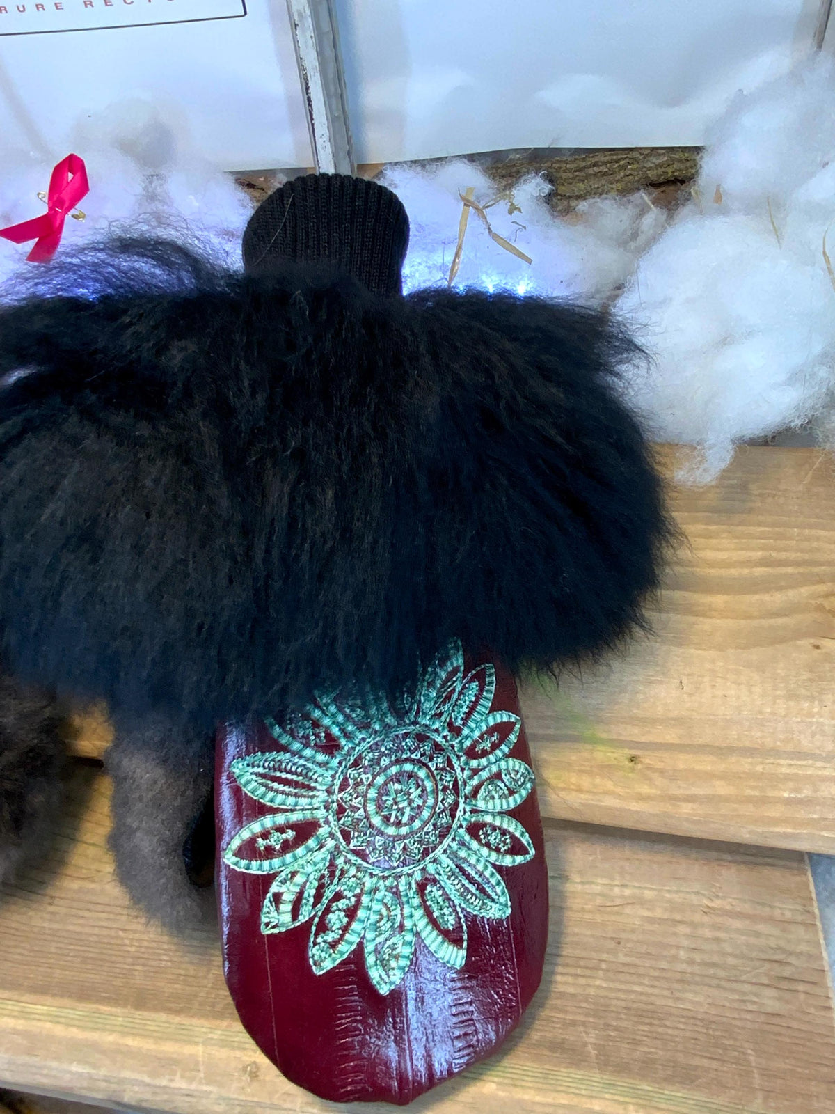 Mitaines de ville Céline faites à la main au Québec en fourrure recyclée avec cuir italien bourgogne et broderie mandala artistique grandeur Medium