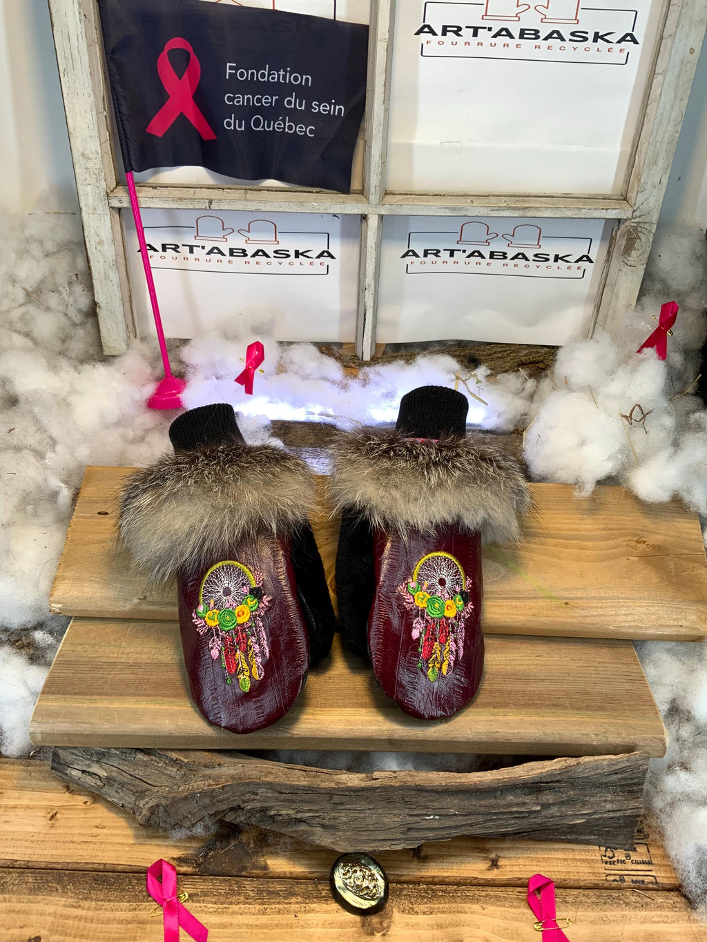 Mitaines de ville Denise faites à la main au Québec en fourrure recyclée avec cuir italien bourgogne et broderie capteur de rêve artistique grandeur Medium