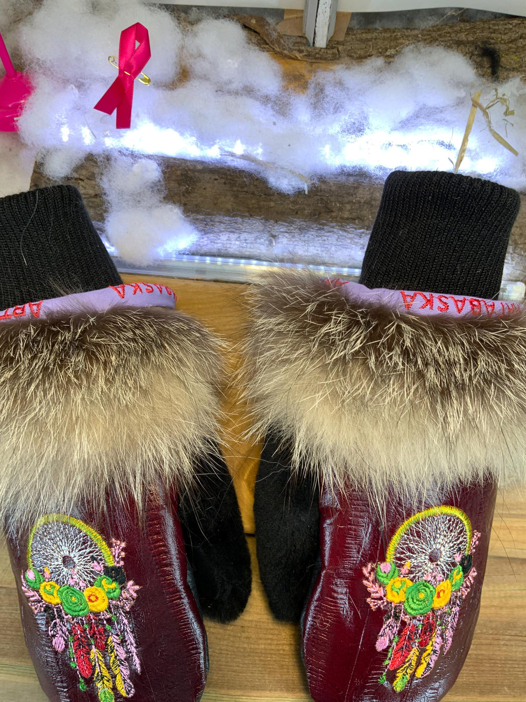 Mitaines de ville Denise faites à la main au Québec en fourrure recyclée avec cuir italien bourgogne et broderie capteur de rêve artistique grandeur Medium