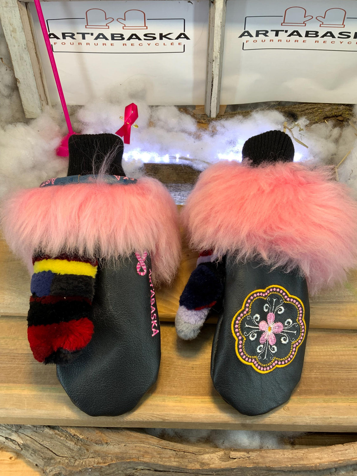 Mitaines de ville Josette faites à la main au Québec en cuir recyclé mandala multicolore et fourrure recyclée grandeur Medium