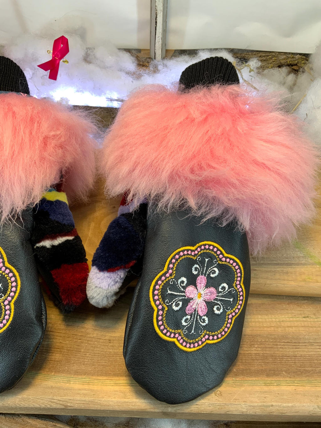 Mitaines de ville Josette faites à la main au Québec en cuir recyclé mandala multicolore et fourrure recyclée grandeur Medium