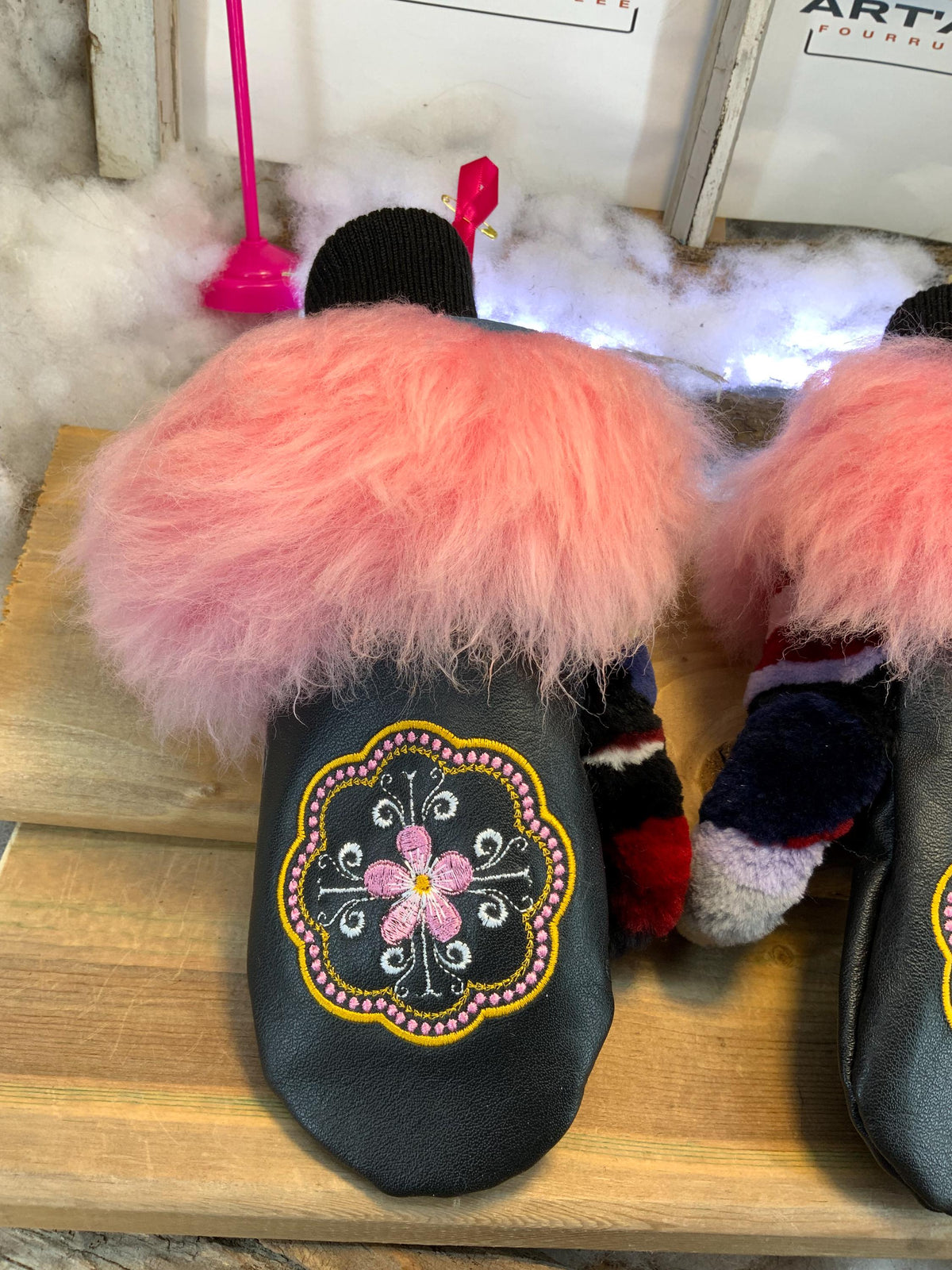 Mitaines de ville Josette faites à la main au Québec en cuir recyclé mandala multicolore et fourrure recyclée grandeur Medium