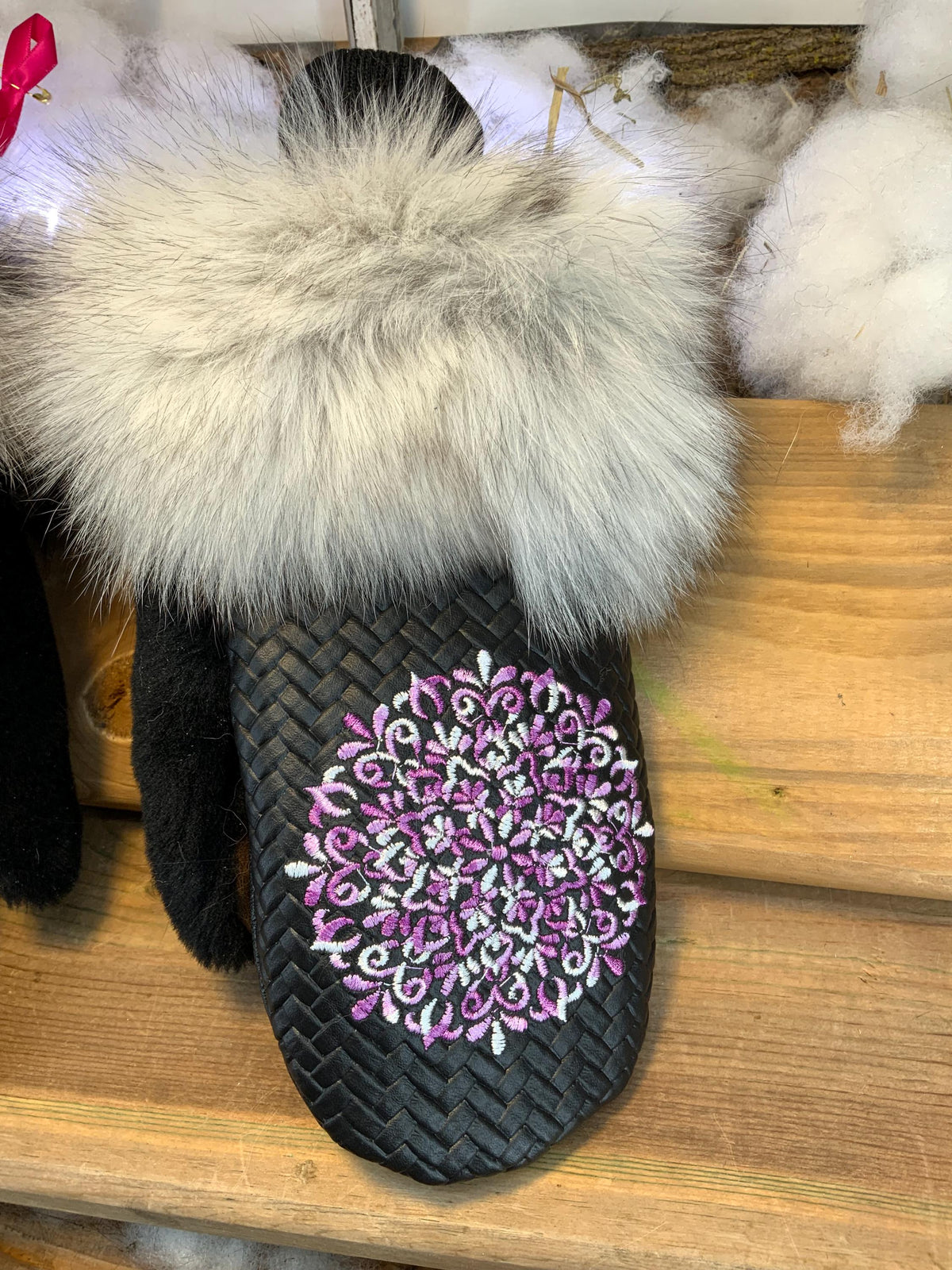 Mitaines de ville Constance faites à la main au Québec en fourrure recyclée avec cuir italien tressé noir et broderie mandala floral grandeur Medium