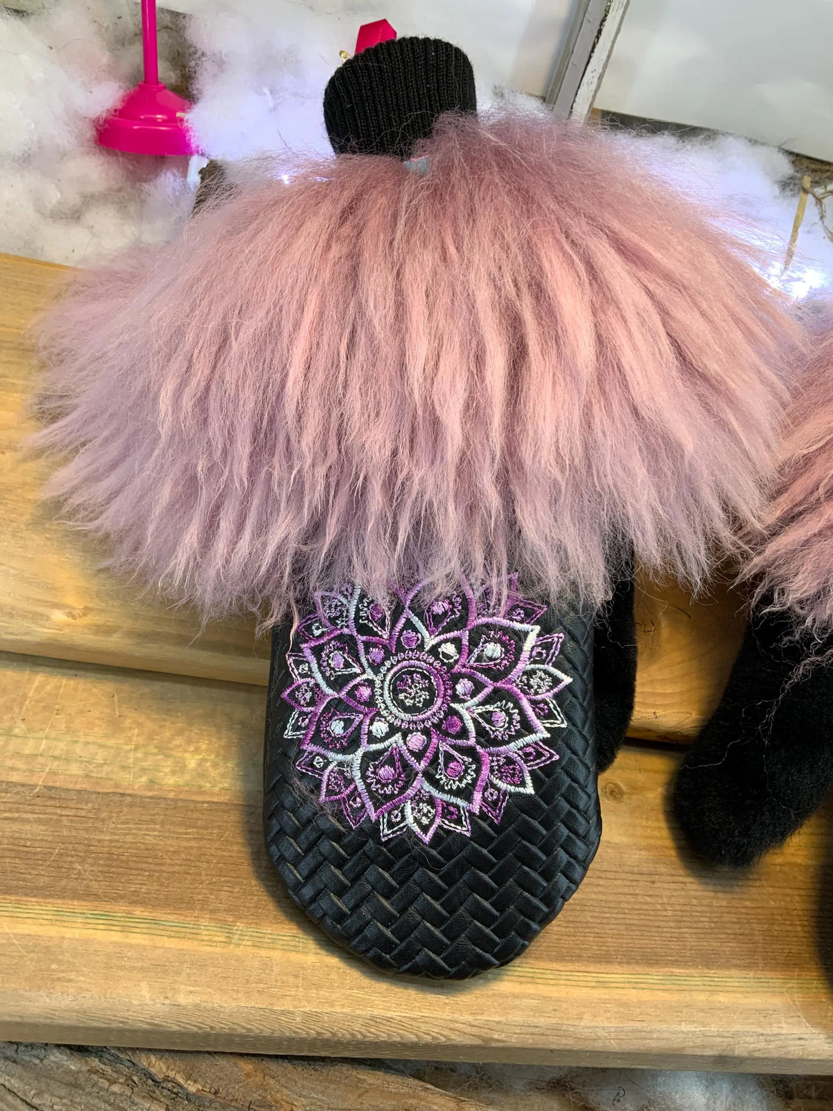 Mitaines de ville Marguerite faites à la main au Québec en fourrure recyclée avec cuir italien tressé et broderie mandala floral grandeur Medium
