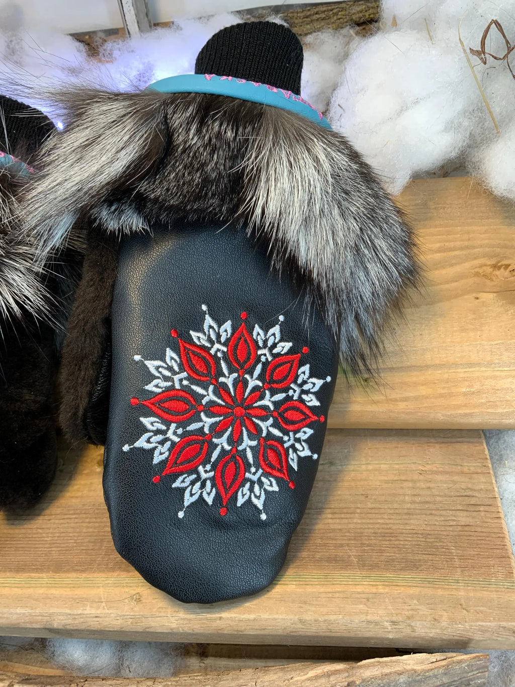 Mitaines de ville Liliane faites à la main au Québec en fourrure recyclée patchwork avec broderie mandala artistique grandeur Medium