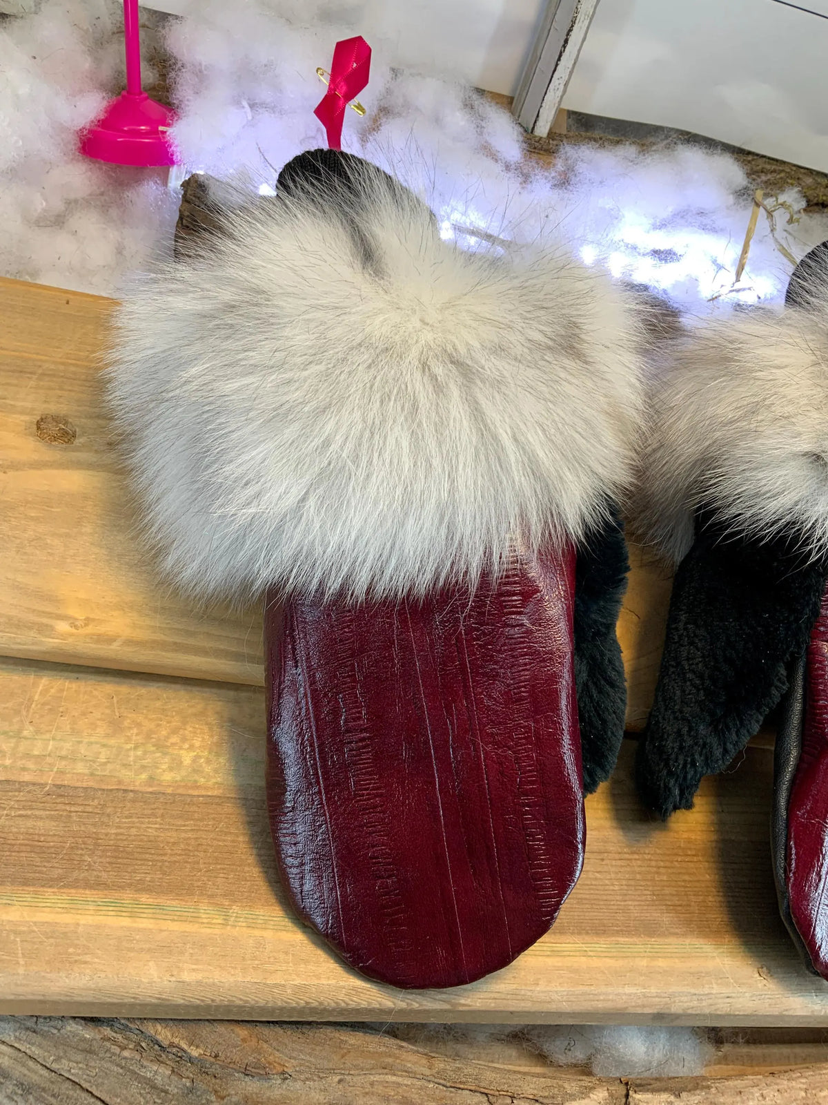 Alice city mittens handmade in Quebec with burgundy Italian eel-effect leather and recycled fur, size Medium
