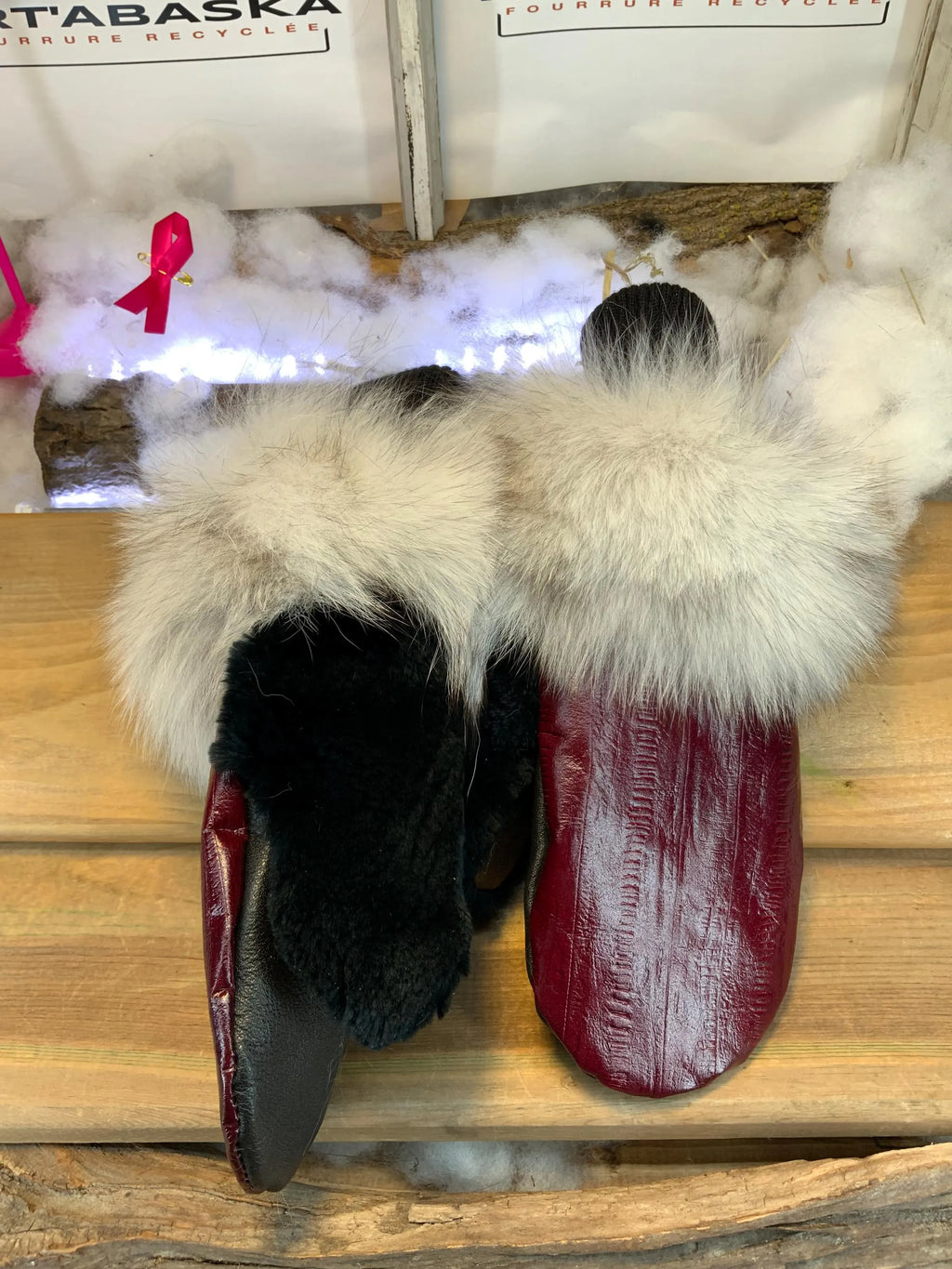 Alice city mittens handmade in Quebec with burgundy Italian eel-effect leather and recycled fur, size Medium