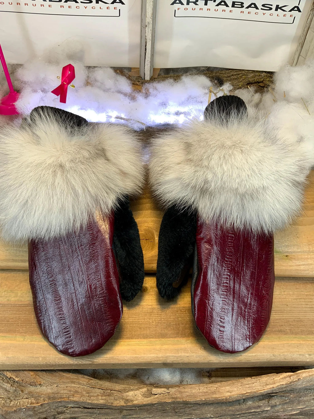 Alice city mittens handmade in Quebec with burgundy Italian eel-effect leather and recycled fur, size Medium