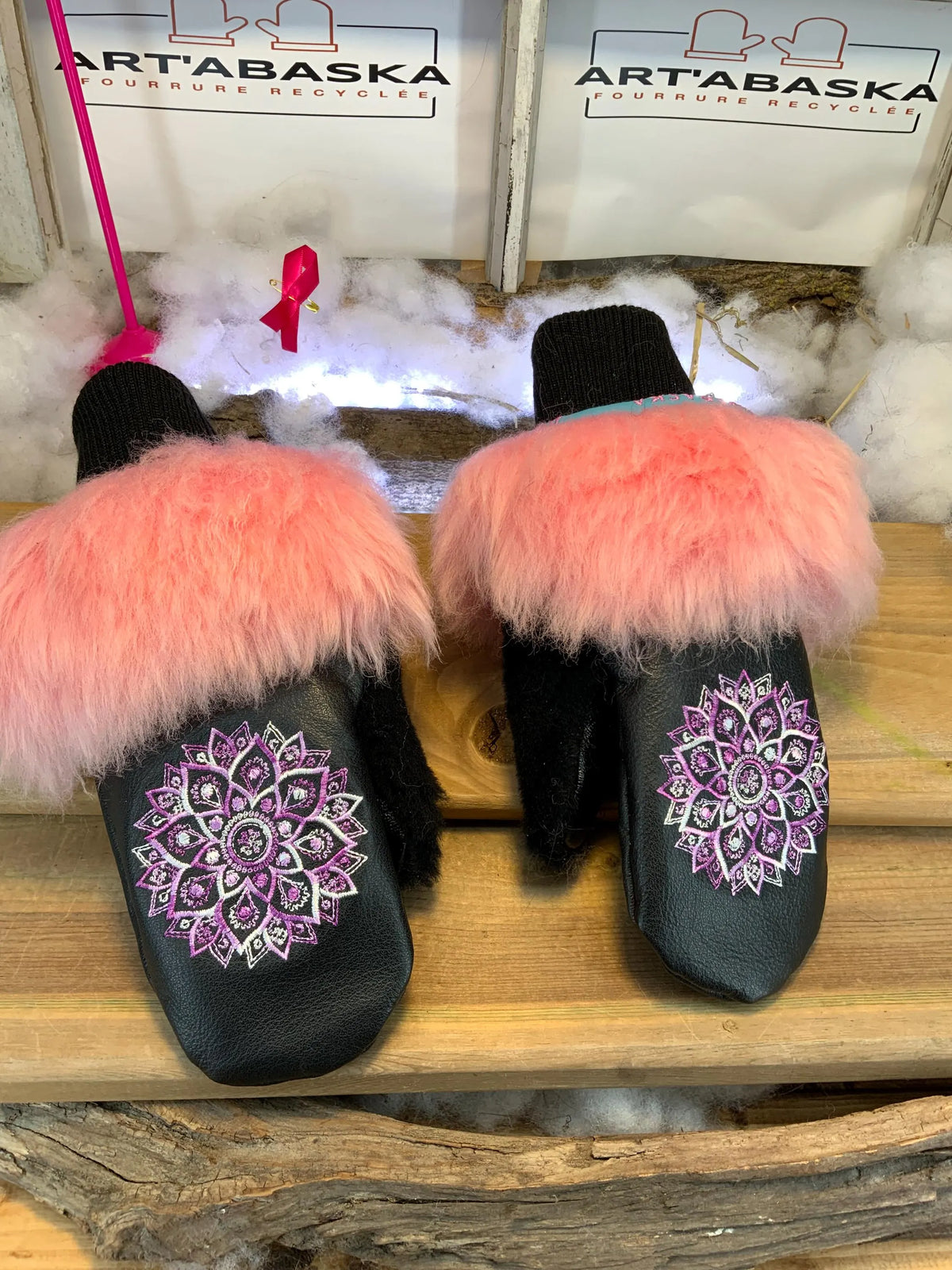 Mitaines de ville Carmen faites à la main au Québec en fourrure recyclée avec cuir italien et broderie mandala artistique grandeur Medium