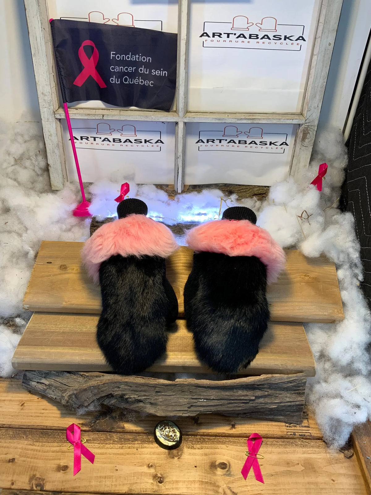 Mitaines de ville Noëlla faites à la main au Québec en fourrure recyclée lapin noir et mouton rose avec cuir brodé grandeur Medium