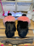 Mitaines de ville Noëlla faites à la main au Québec en fourrure recyclée lapin noir et mouton rose avec cuir brodé grandeur Medium