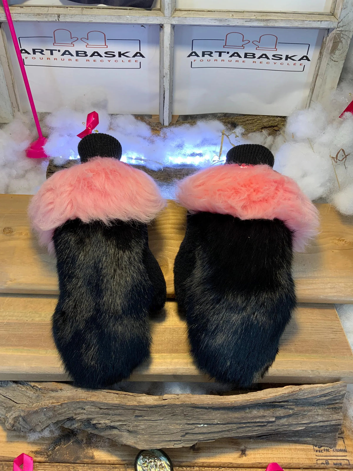 Mitaines de ville Noëlla faites à la main au Québec en fourrure recyclée lapin noir et mouton rose avec cuir brodé grandeur Medium