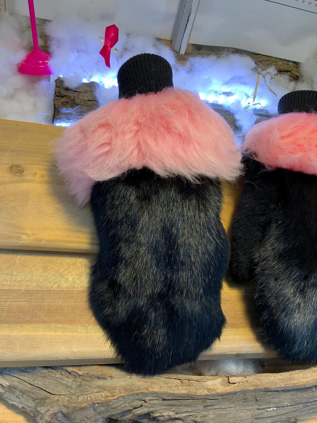 Mitaines de ville Noëlla faites à la main au Québec en fourrure recyclée lapin noir et mouton rose avec cuir brodé grandeur Medium