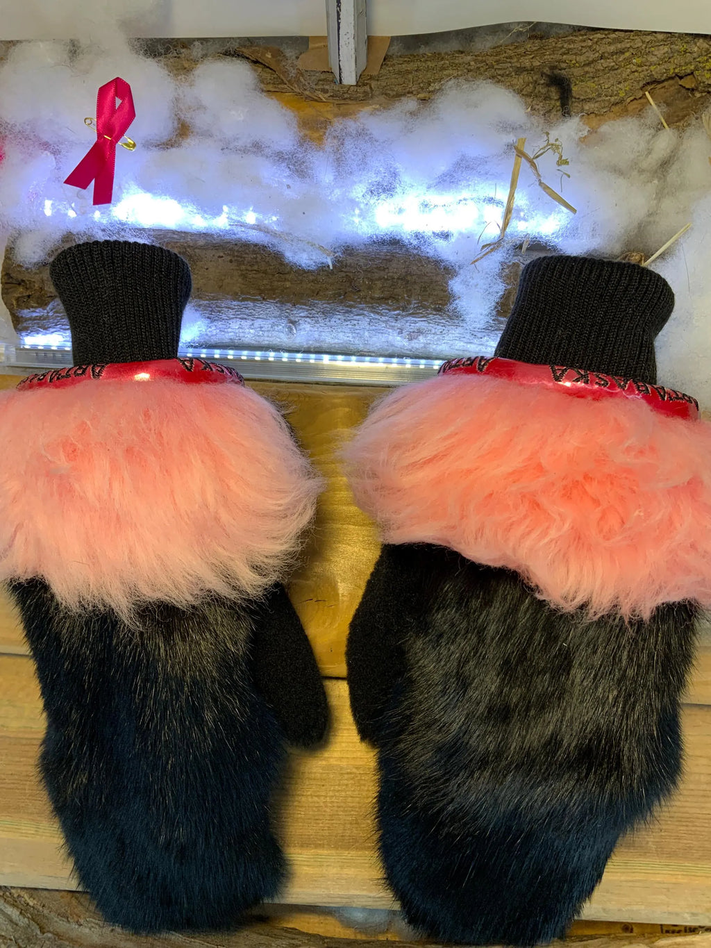 Mitaines de ville Noëlla faites à la main au Québec en fourrure recyclée lapin noir et mouton rose avec cuir brodé grandeur Medium