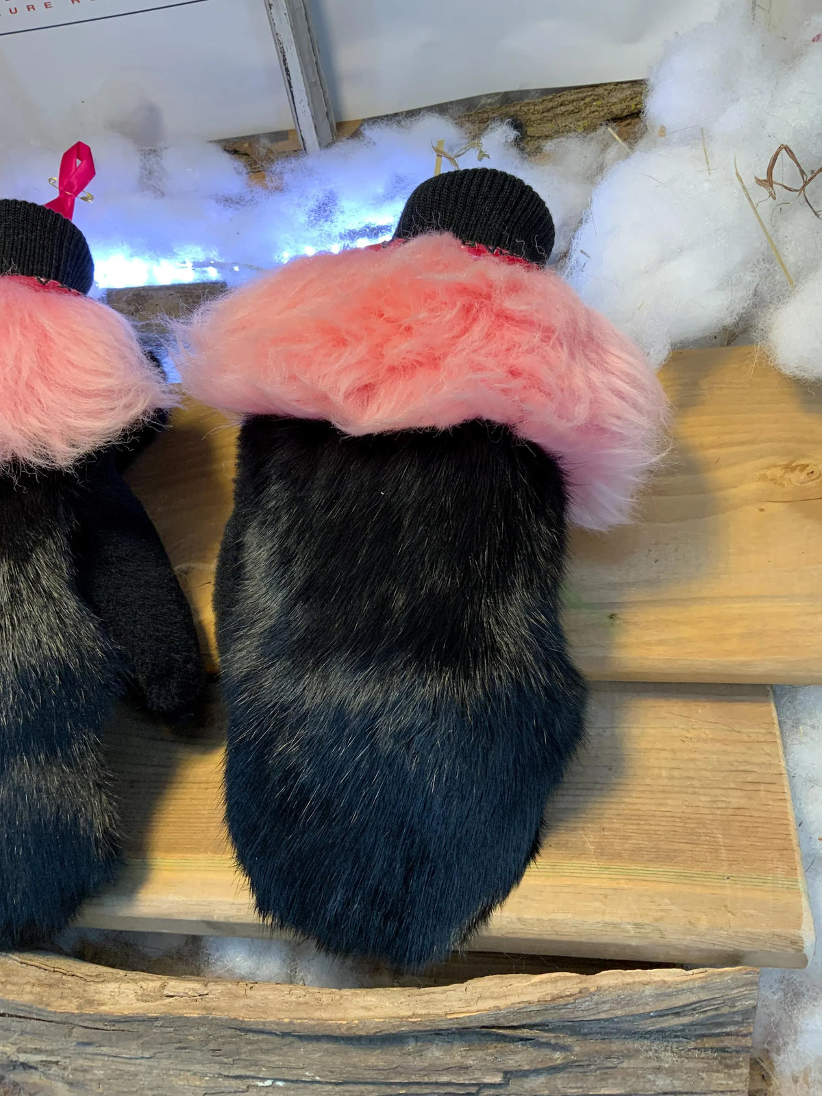 Mitaines de ville Noëlla faites à la main au Québec en fourrure recyclée lapin noir et mouton rose avec cuir brodé grandeur Medium