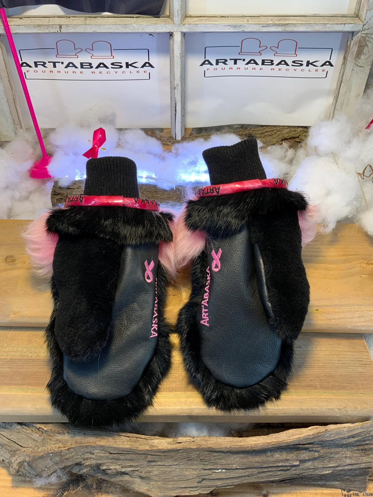 Mitaines de ville Noëlla faites à la main au Québec en fourrure recyclée lapin noir et mouton rose avec cuir brodé grandeur Medium
