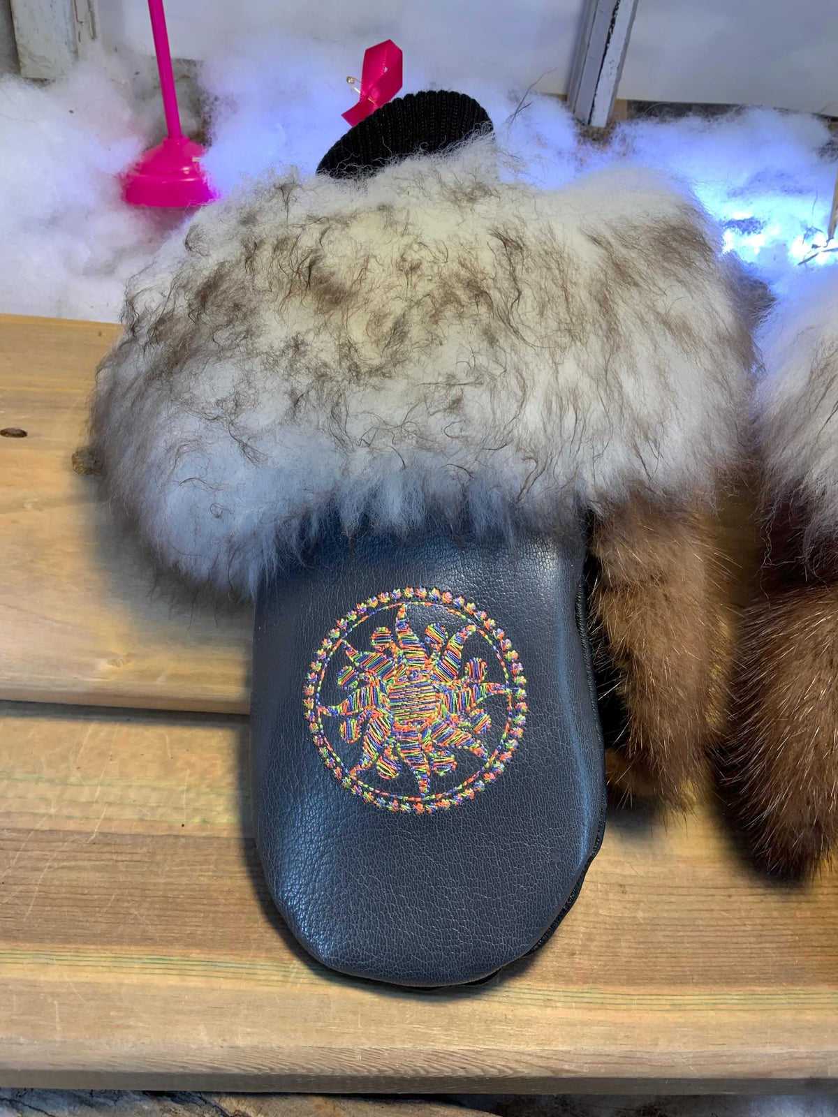 Mitaines de ville Blanche faites à la main au Québec en fourrure recyclée avec cuir italien gris et broderie mandala coloré grandeur Medium