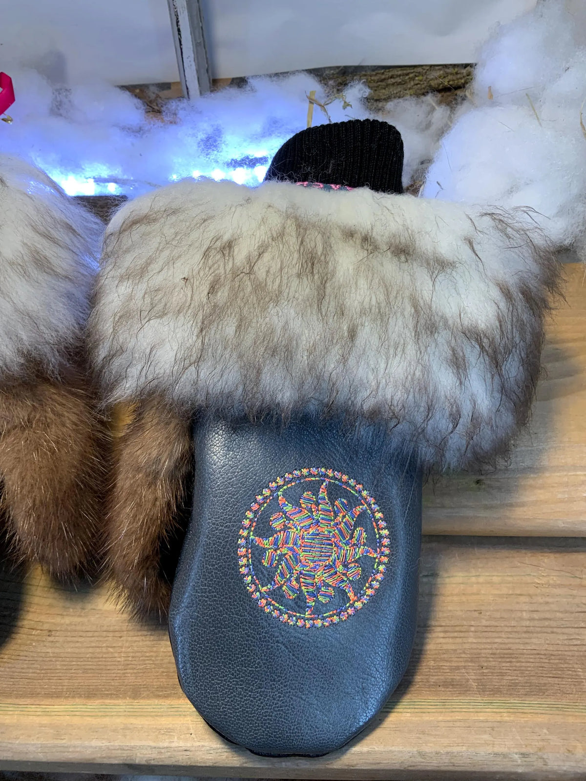 Mitaines de ville Blanche faites à la main au Québec en fourrure recyclée avec cuir italien gris et broderie mandala coloré grandeur Medium
