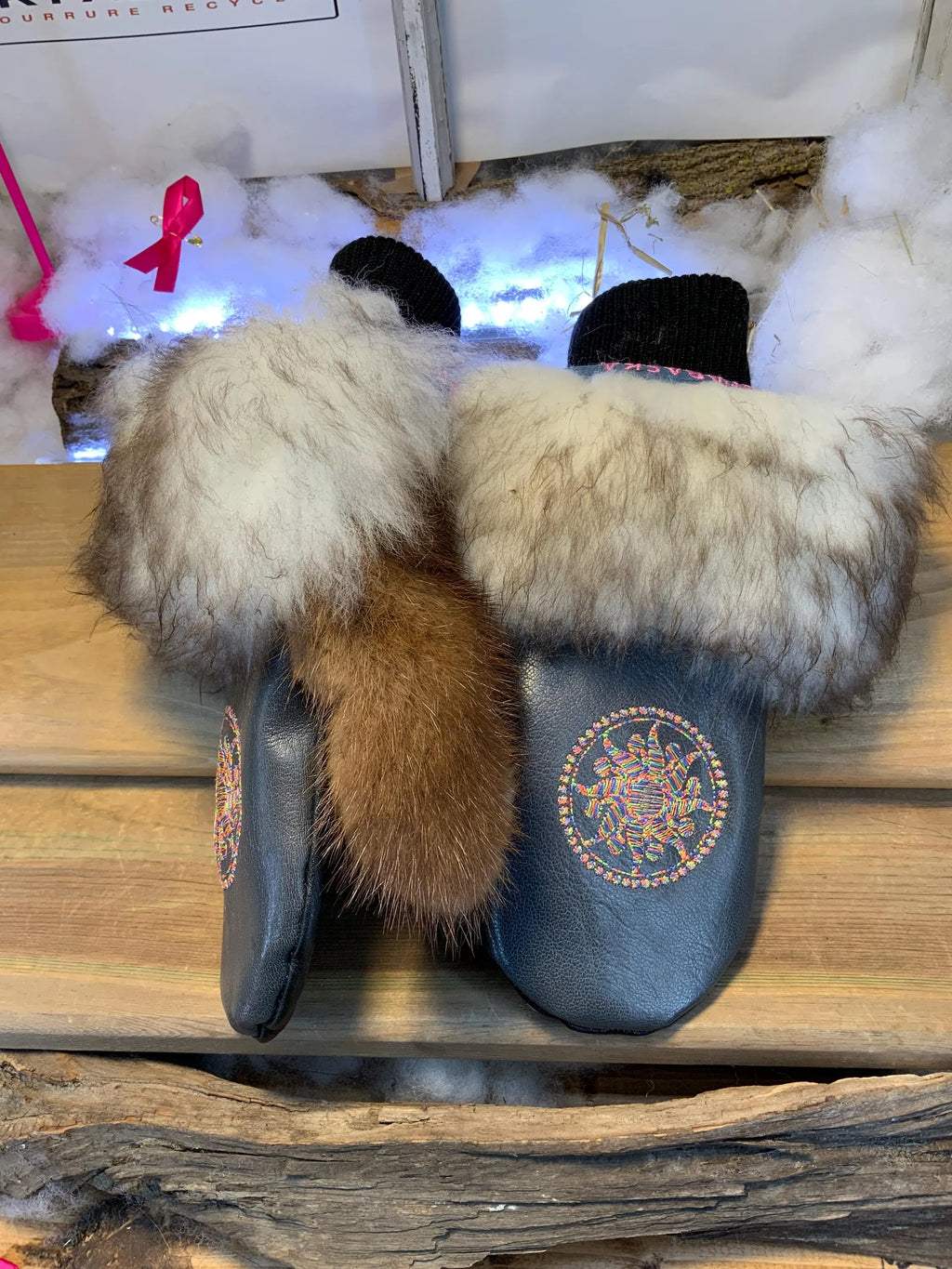 Mitaines de ville Blanche faites à la main au Québec en fourrure recyclée avec cuir italien gris et broderie mandala coloré grandeur Medium