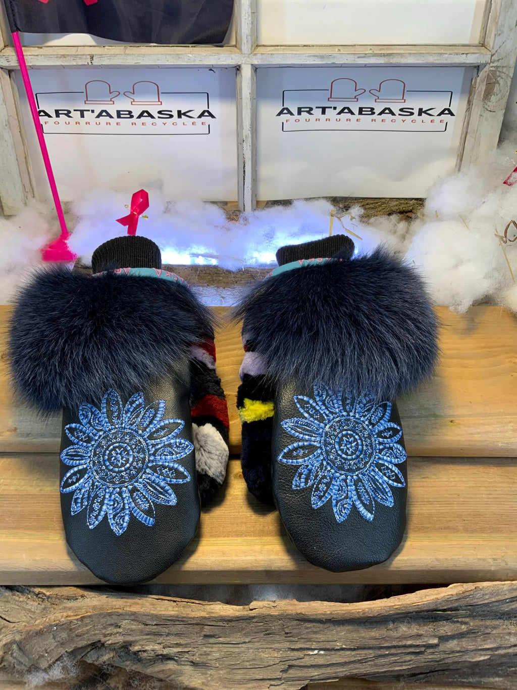Mitaines de ville Odette faites à la main au Québec en cuir italien recyclé mandala bleu et fourrure recyclée grandeur Medium