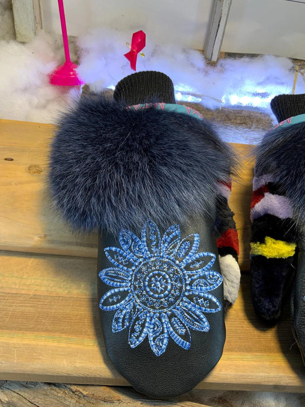 Mitaines de ville Odette faites à la main au Québec en cuir italien recyclé mandala bleu et fourrure recyclée grandeur Medium