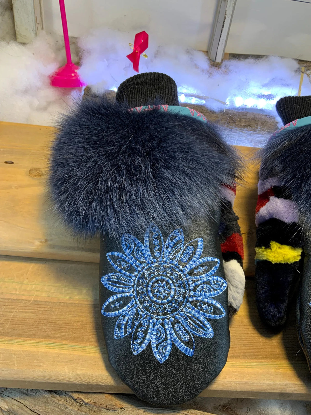 Mitaines de ville Odette faites à la main au Québec en cuir italien recyclé mandala bleu et fourrure recyclée grandeur Medium