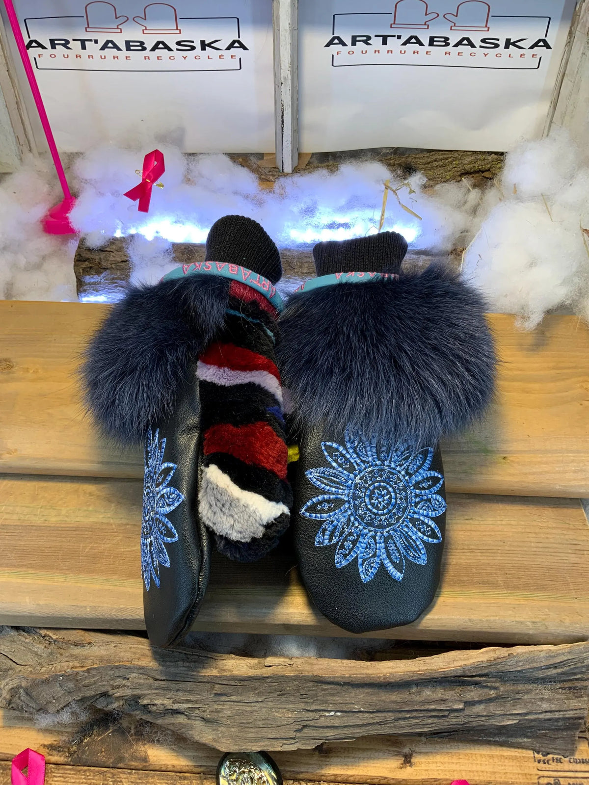 Mitaines de ville Odette faites à la main au Québec en cuir italien recyclé mandala bleu et fourrure recyclée grandeur Medium