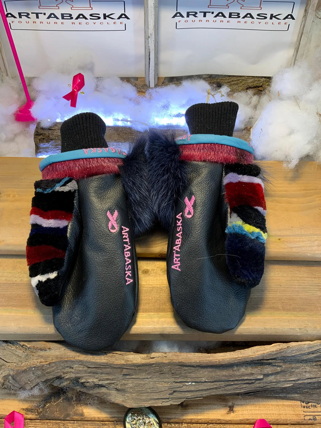 Mitaines de ville Odette faites à la main au Québec en cuir italien recyclé mandala bleu et fourrure recyclée grandeur Medium