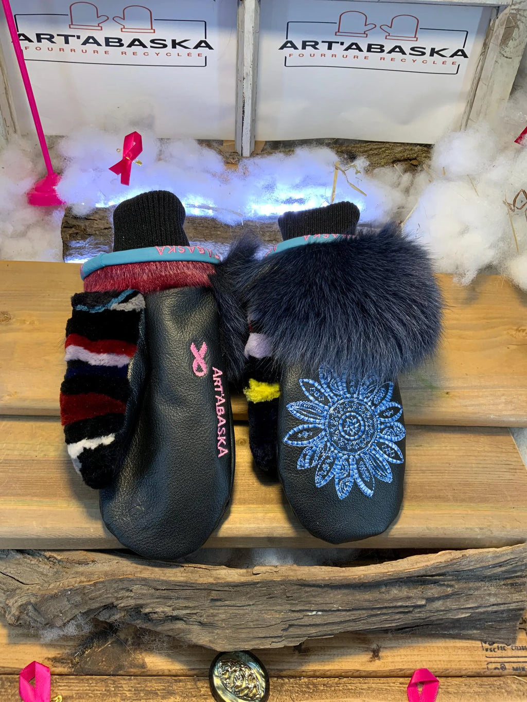 Mitaines de ville Odette faites à la main au Québec en cuir italien recyclé mandala bleu et fourrure recyclée grandeur Medium