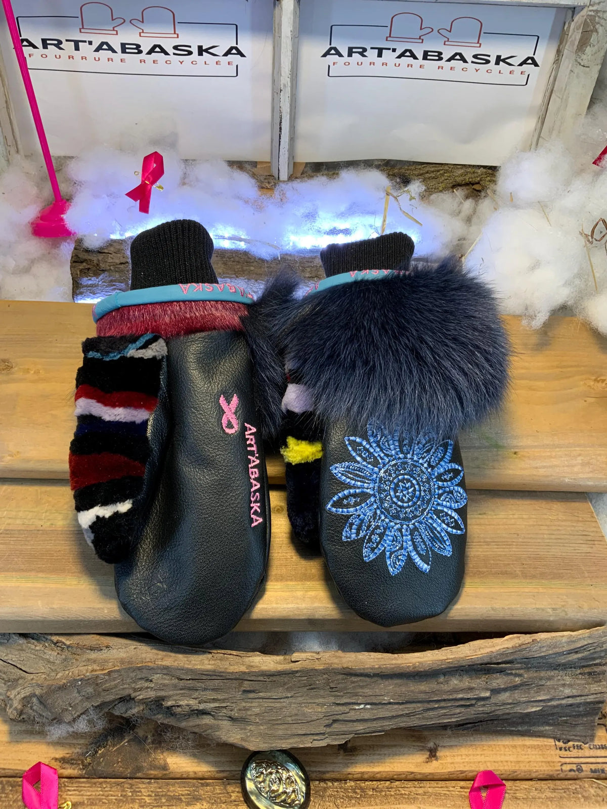 Mitaines de ville Odette faites à la main au Québec en cuir italien recyclé mandala bleu et fourrure recyclée grandeur Medium