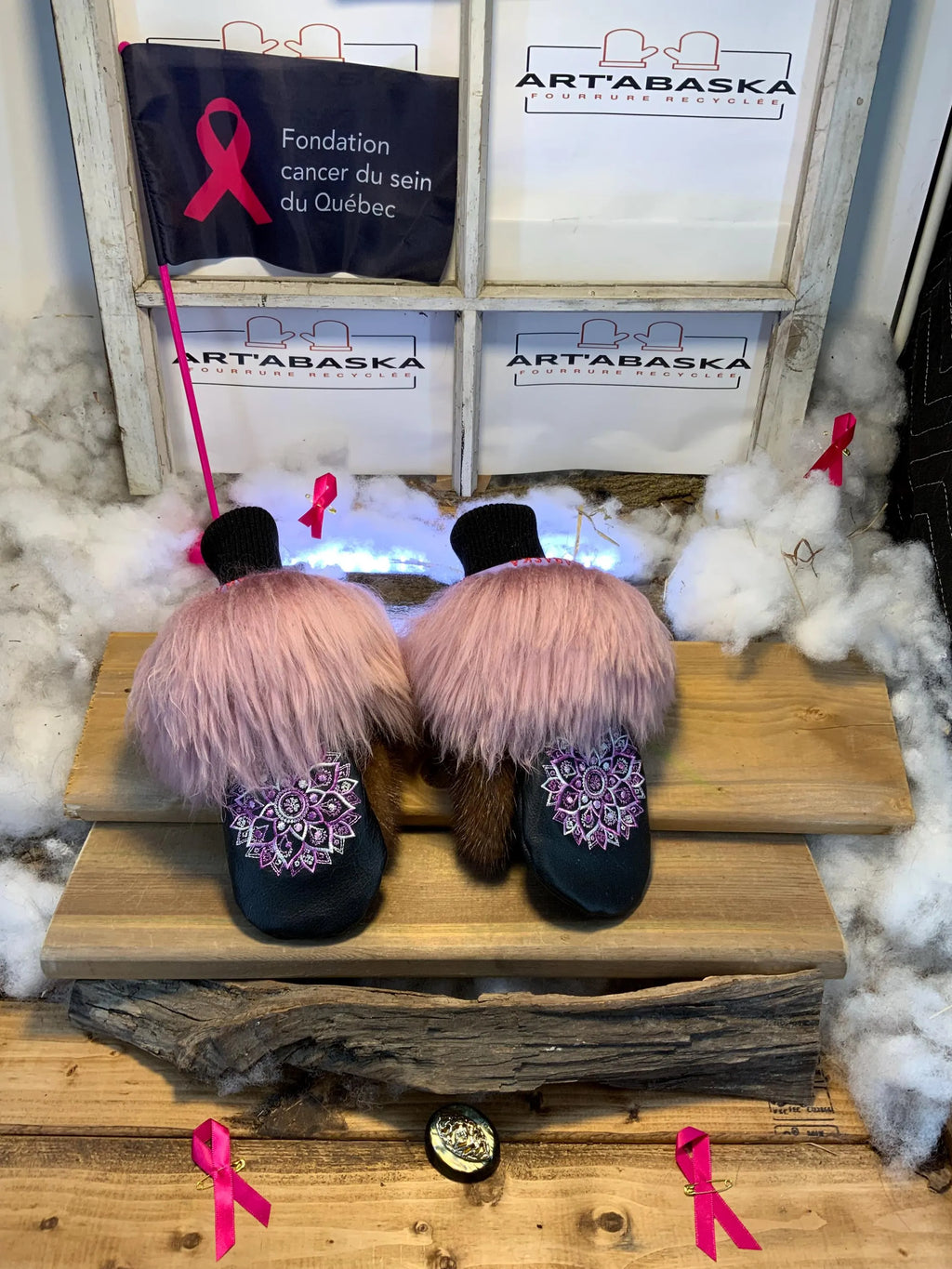 Mitaines de ville Pauline faites à la main au Québec en fourrure recyclée avec cuir italien noir et broderie mandala mauve et blanc grandeur Medium