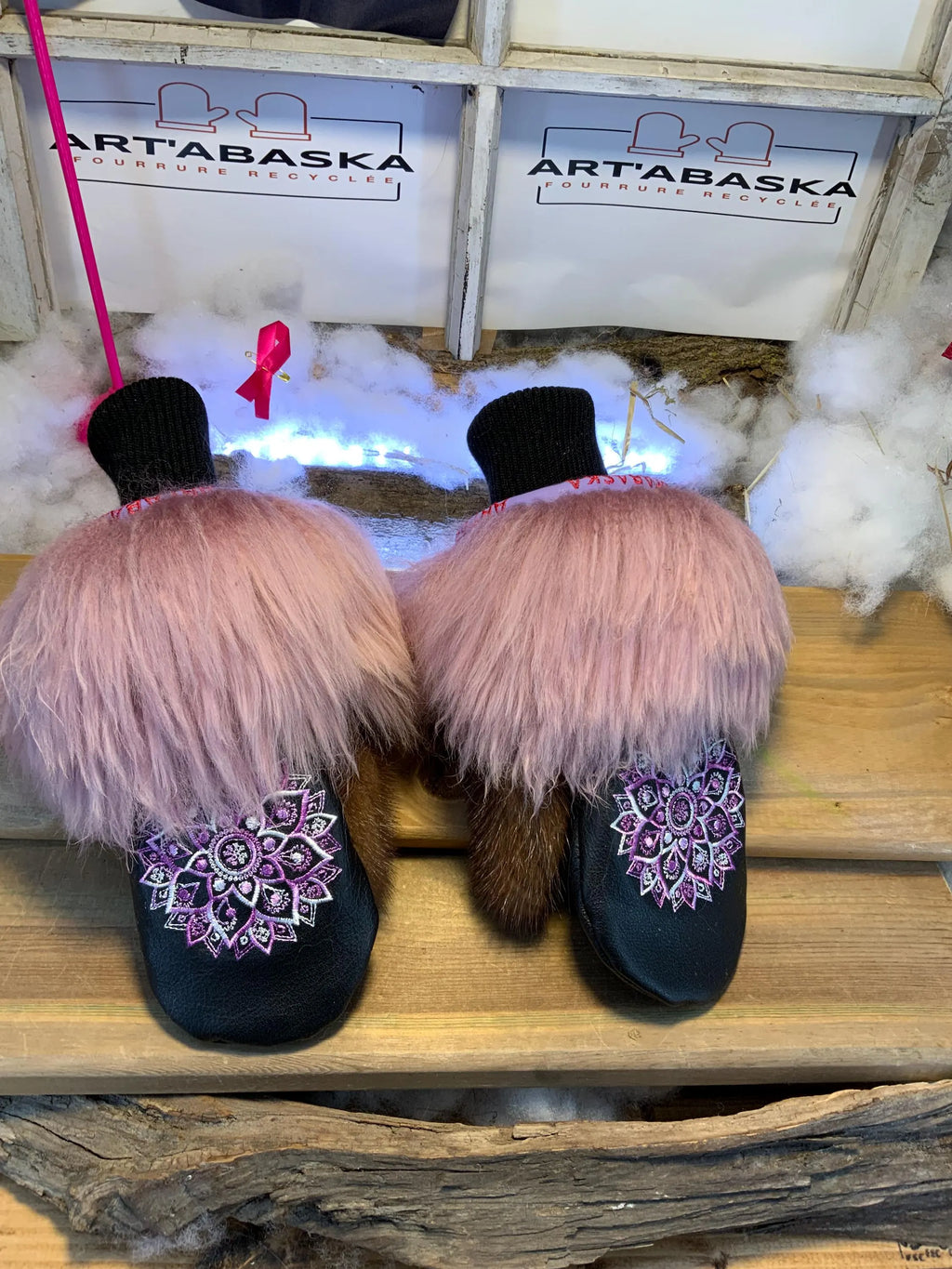 Mitaines de ville Pauline faites à la main au Québec en fourrure recyclée avec cuir italien noir et broderie mandala mauve et blanc grandeur Medium