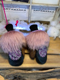Mitaines de ville Pauline faites à la main au Québec en fourrure recyclée avec cuir italien noir et broderie mandala mauve et blanc grandeur Medium