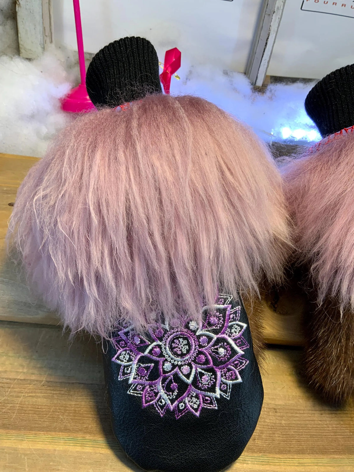 Mitaines de ville Pauline faites à la main au Québec en fourrure recyclée avec cuir italien noir et broderie mandala mauve et blanc grandeur Medium