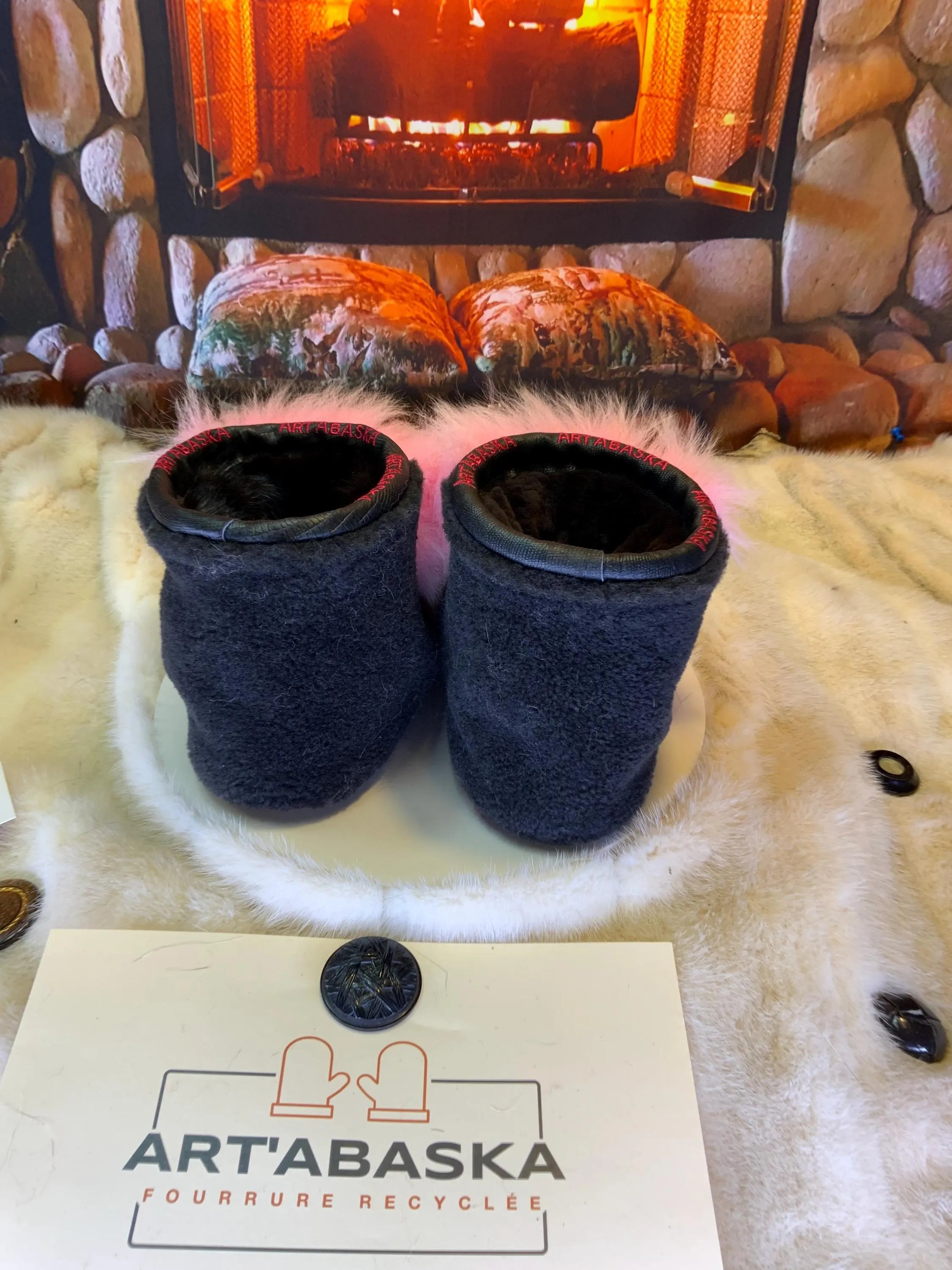 Mocassins d’intérieur Bibiane – 8 femme – édition tout en fourrure recyclée en mouton brun & rose, semelle rouge, faits à la main au Québec ✨💗🤎