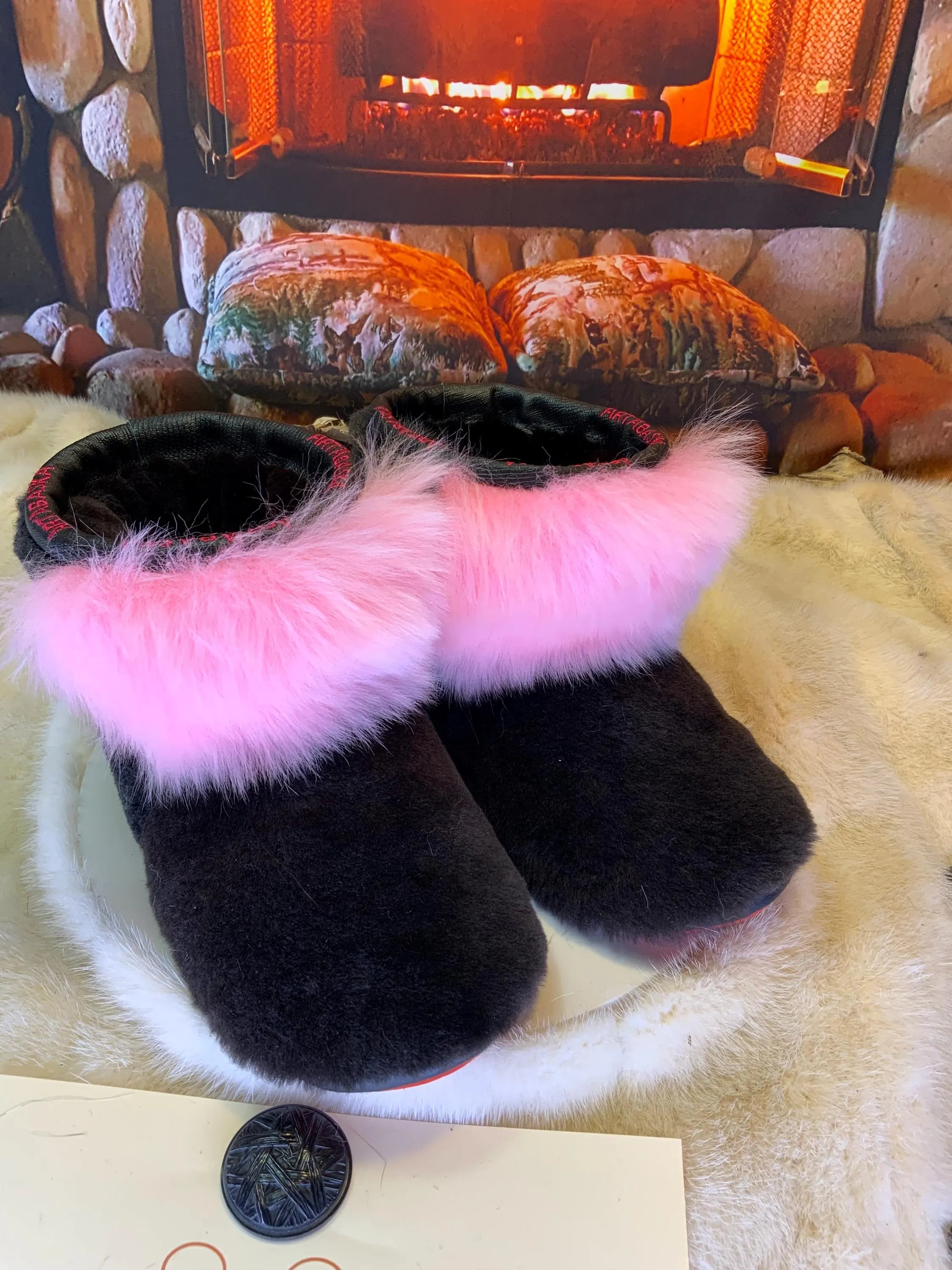 Mocassins d’intérieur Bibiane – 8 femme – édition tout en fourrure recyclée en mouton brun & rose, semelle rouge, faits à la main au Québec ✨💗🤎