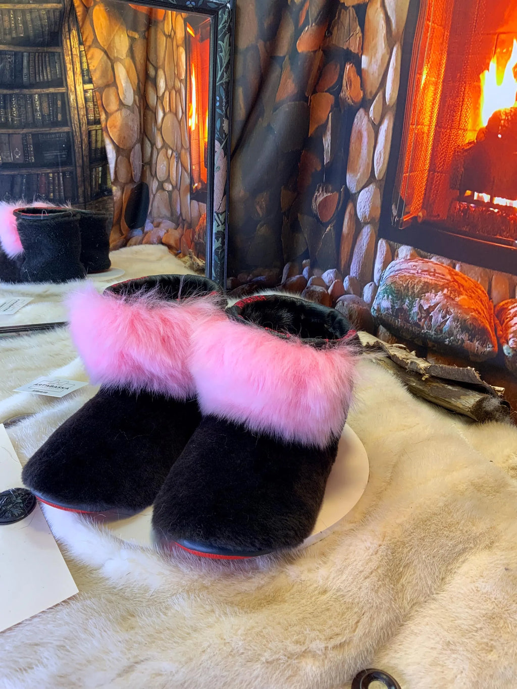 Mocassins d’intérieur Bibiane – 8 femme – édition tout en fourrure recyclée en mouton brun & rose, semelle rouge, faits à la main au Québec ✨💗🤎