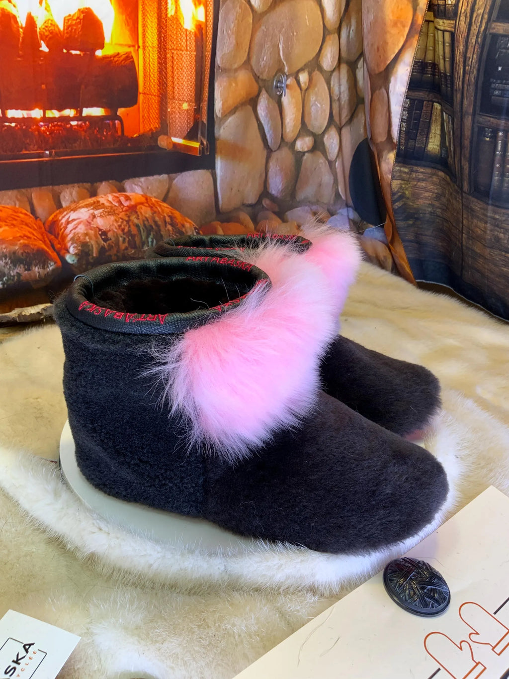 Mocassins d’intérieur Bibiane – 8 femme – édition tout en fourrure recyclée en mouton brun & rose, semelle rouge, faits à la main au Québec ✨💗🤎