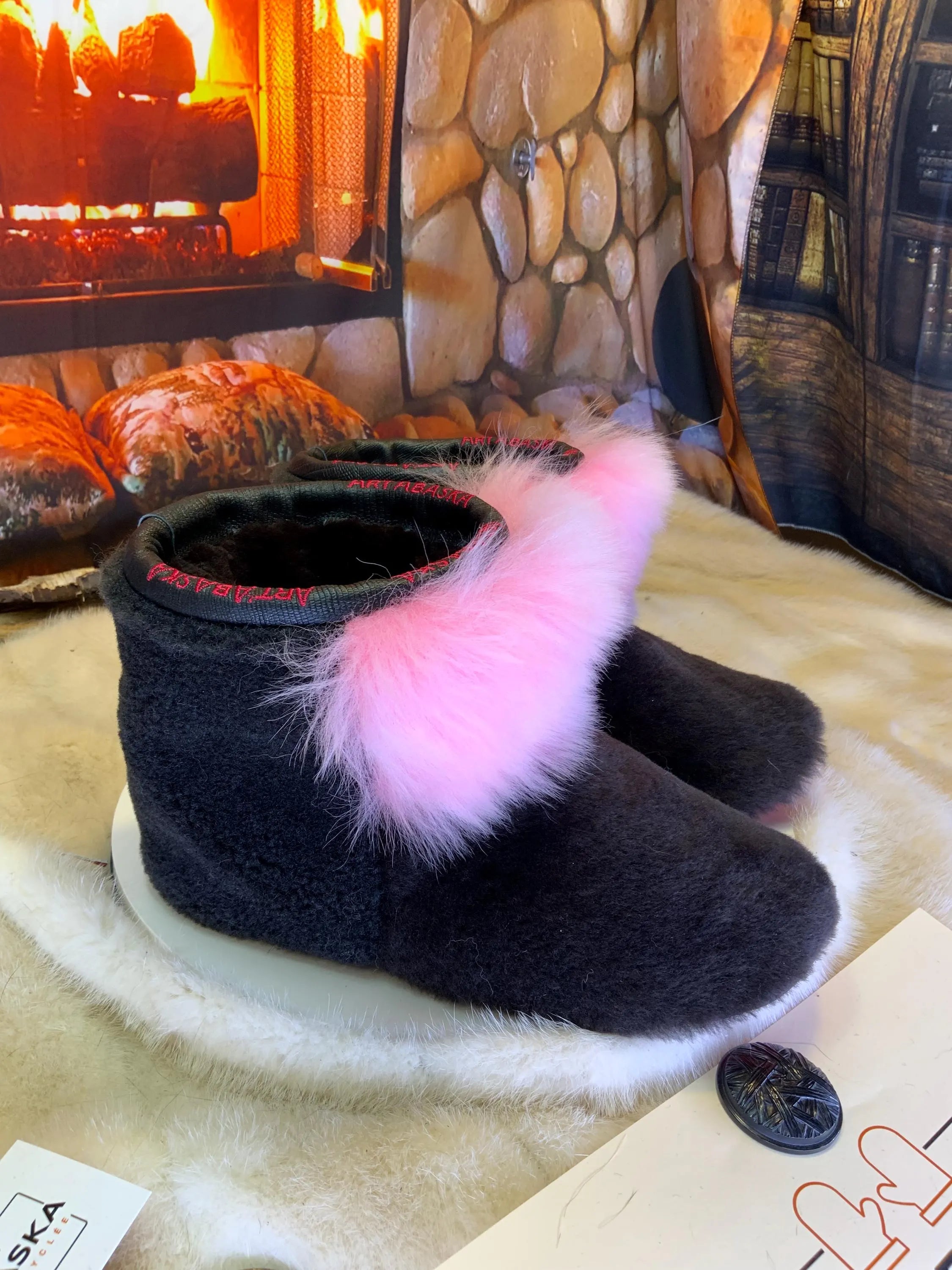 Mocassins d’intérieur Bibiane – 8 femme – édition tout en fourrure recyclée en mouton brun & rose, semelle rouge, faits à la main au Québec ✨💗🤎