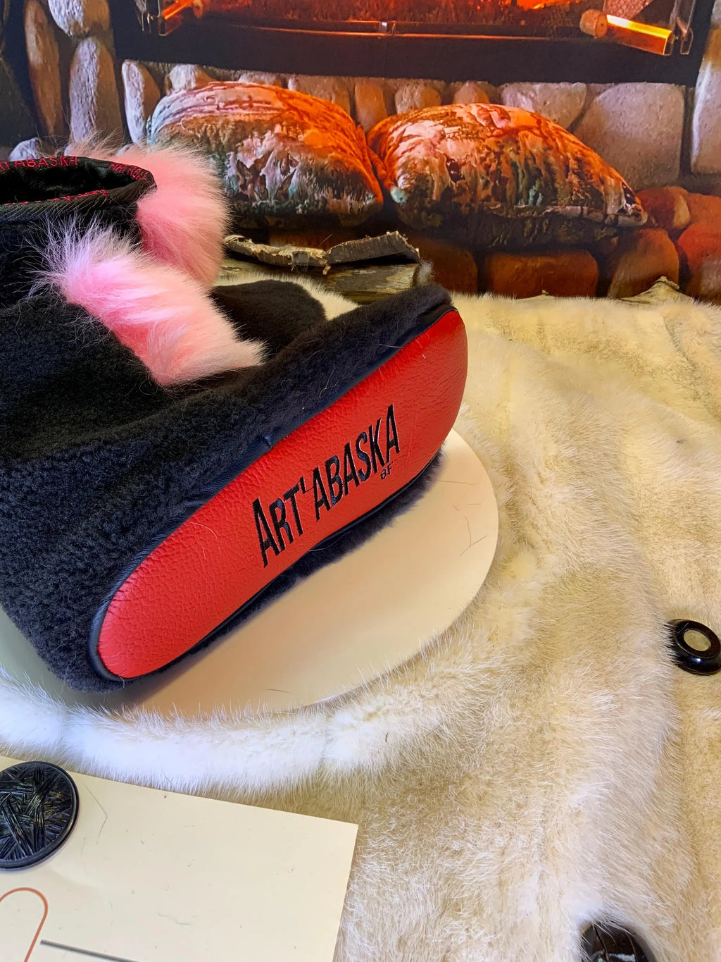 Mocassins d’intérieur Bibiane – 8 femme – édition tout en fourrure recyclée en mouton brun & rose, semelle rouge, faits à la main au Québec ✨💗🤎
