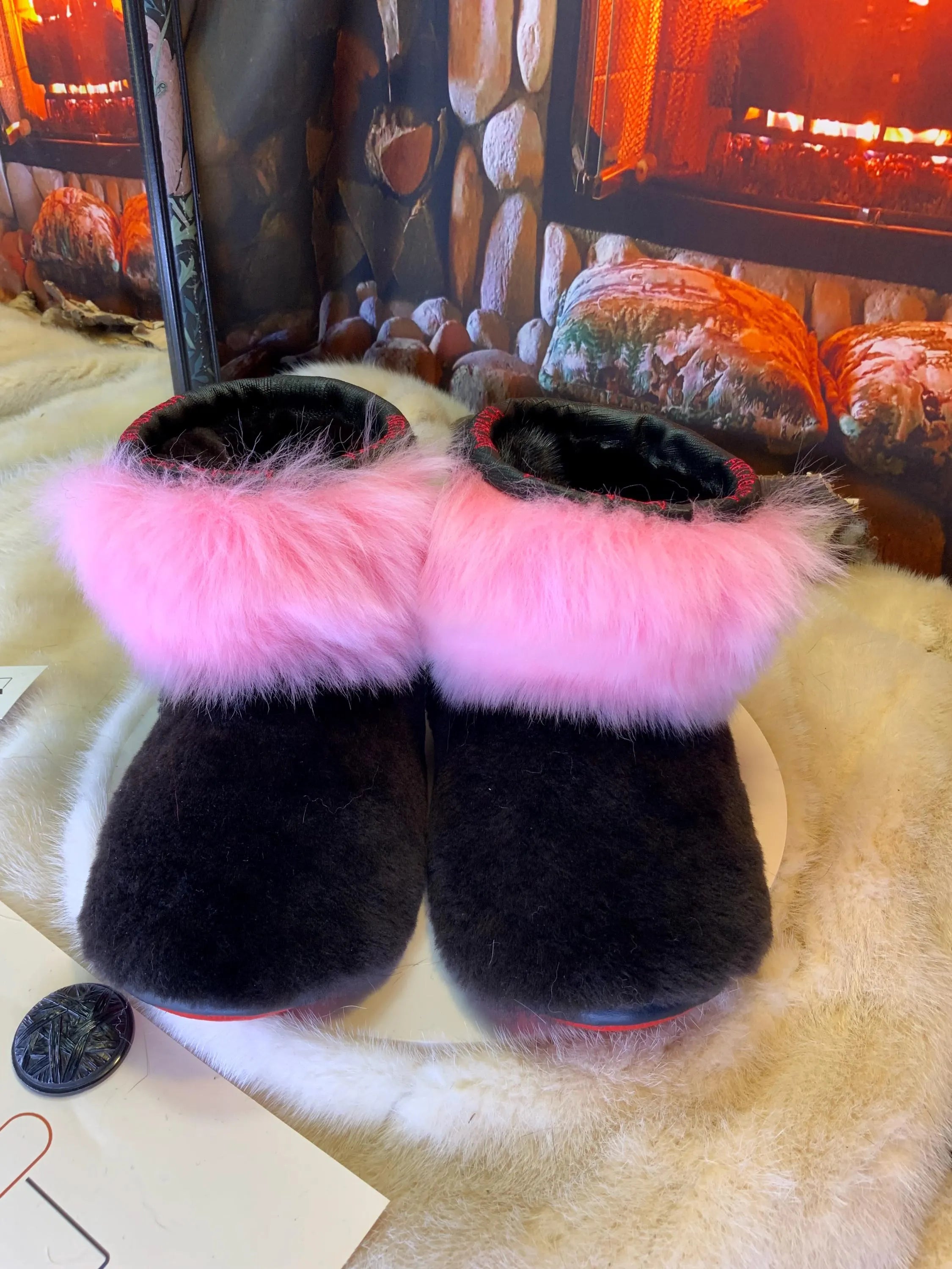 Mocassins d’intérieur Bibiane – 8 femme – édition tout en fourrure recyclée en mouton brun & rose, semelle rouge, faits à la main au Québec ✨💗🤎